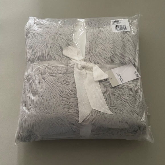 NWT Nordstrom Rack Faux Fur Throw GRAY 50" x 60" - Picture 3 of 3